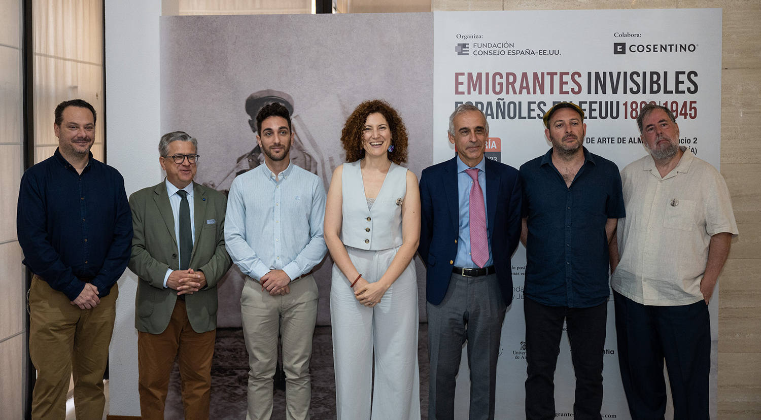 Foto de familia inauguración Emigrantes invisibles en Almería